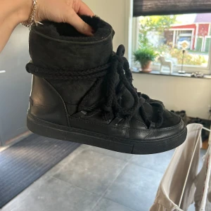 Inuikkis - Säljer då jag köpt ett par beiga!! De är i bra skick bara att de blivit lite missfärgade på en sida (skriv för bild), därav priset🥰bara använda förra vintern