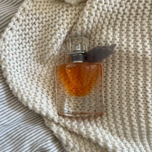 la vie est belle  - ny la vie est belle 30 ml!! bara testad! kommer med låda🫶🏼 köpt för 630 kr på kicks🧸🧸