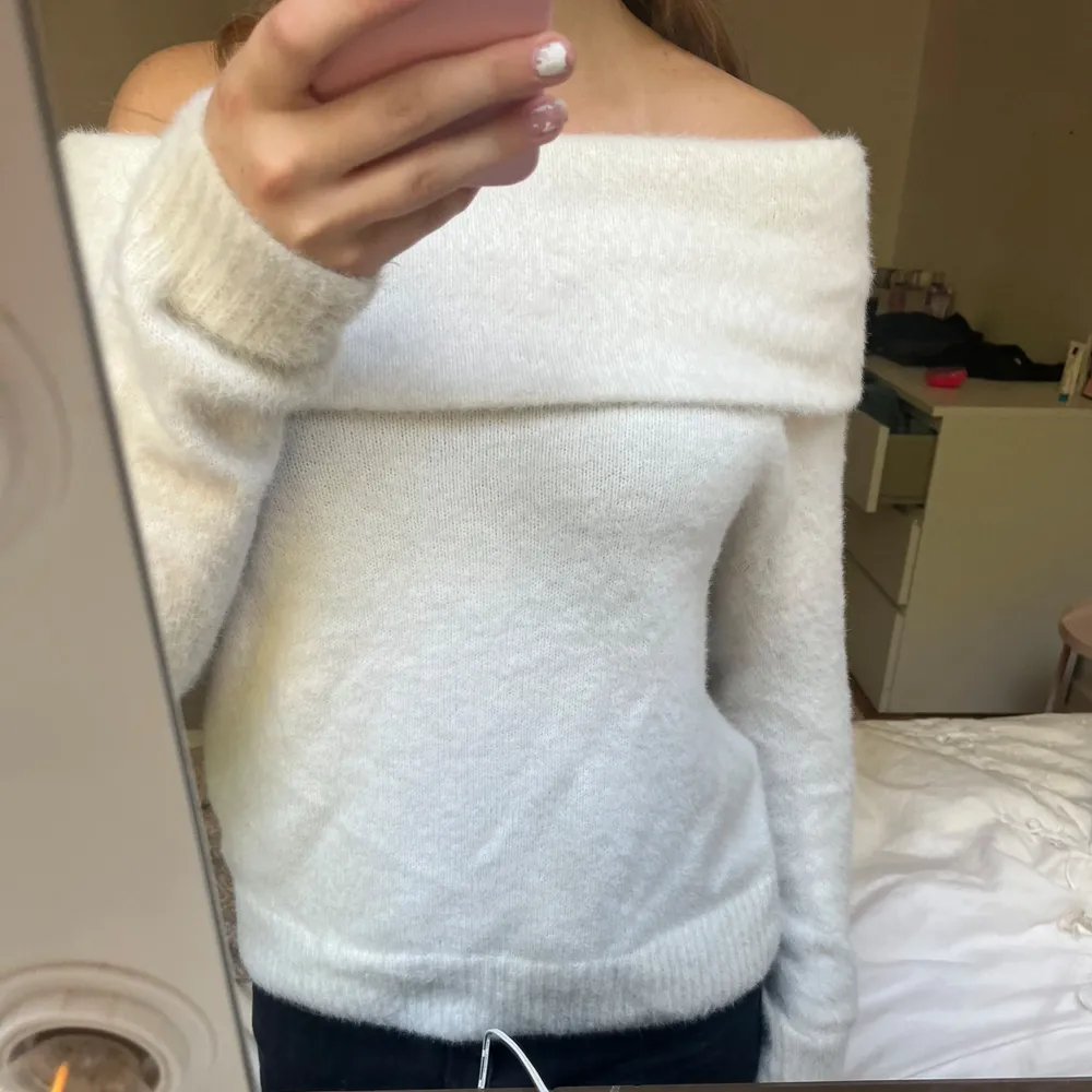 Säljer min stickade off shoulder tröja från h&m som inte säljs längre💞pris kan diskuteras💞. Stickat.