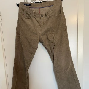 Tommy Hilfiger Beige Corudoy Jeans - 33/34, sällan använda. PM för mer info. Fastpris 500kr. 