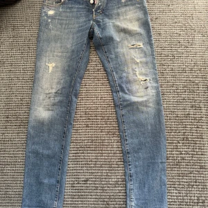 Dsquared2 Jeans - Jättefina Dsquared2 Jeans i Storlek 50 Italien. Köpte på Vestiaire Collective, Fint skick kan synas lite att dom är använda men annars jättefint skick! Har ni några funderingar är det  bara att skicka ett PM! Är även öppen för prisförslag! Mvh