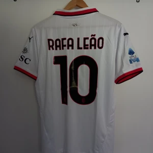 Fotbollströja Ac Milan 24/25 Rafa Leão - Tjena, säljer nu den hära jättesnygga fotbollströjan från Ac Milan. Tröjan är från det senaste säsongen 2024/2025, med Rafa Leão på ryggen. Skick: 10/10, alla lappar finns kvar. Storlek: L