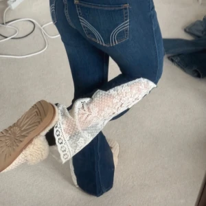 Lågmidjade jeans med spets - Snygga och trendiga jeans med låg midja och spets! 