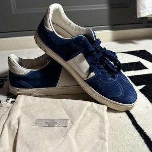 Valentino flycrews - Säljer dessa valentino flycrews jag använt i cirka 1 månad med bra skick, alla  nitar kvar, dom är i storlek 43. Skriv vid minsta lilla fråga eller fundering!