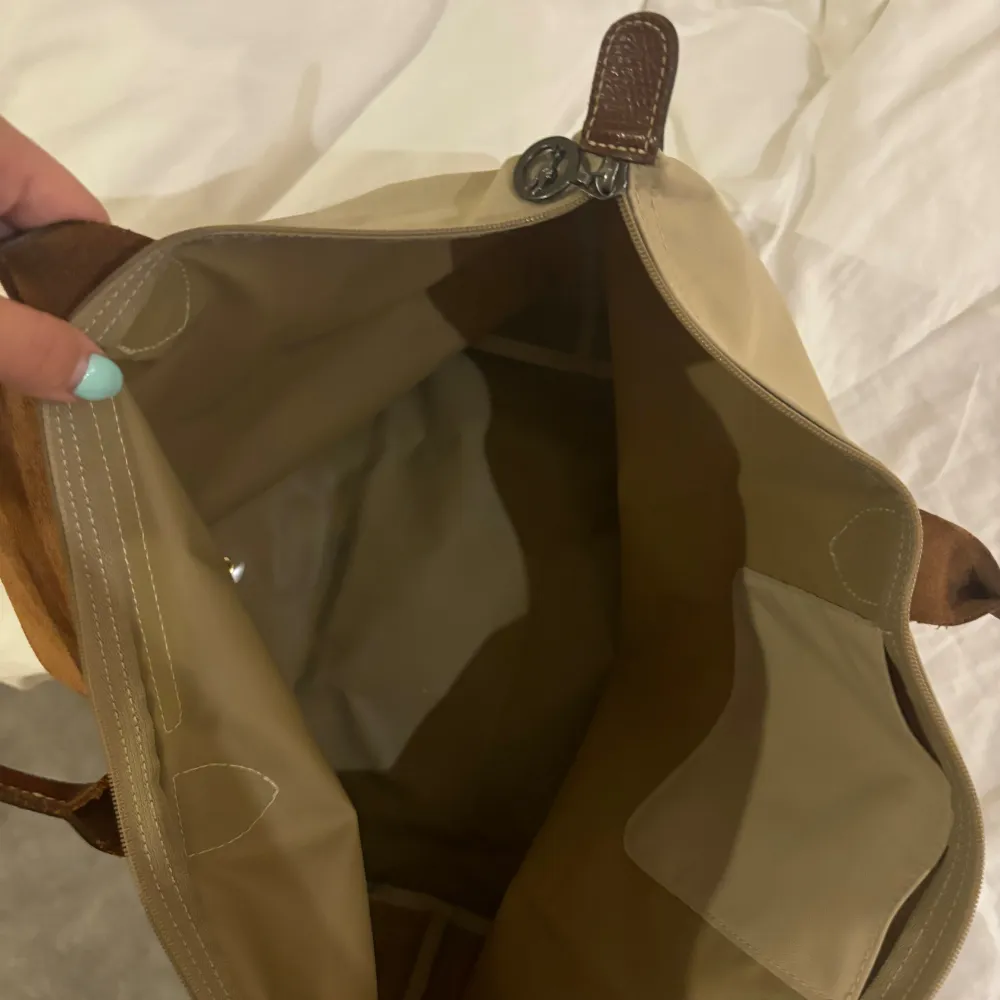 En super fin beige longchamp perfect till hösten och skolan💗💗Väskan är i medium modellen, en stor iPad eller nyaste macbooken får plats💗‼️. Väskor.