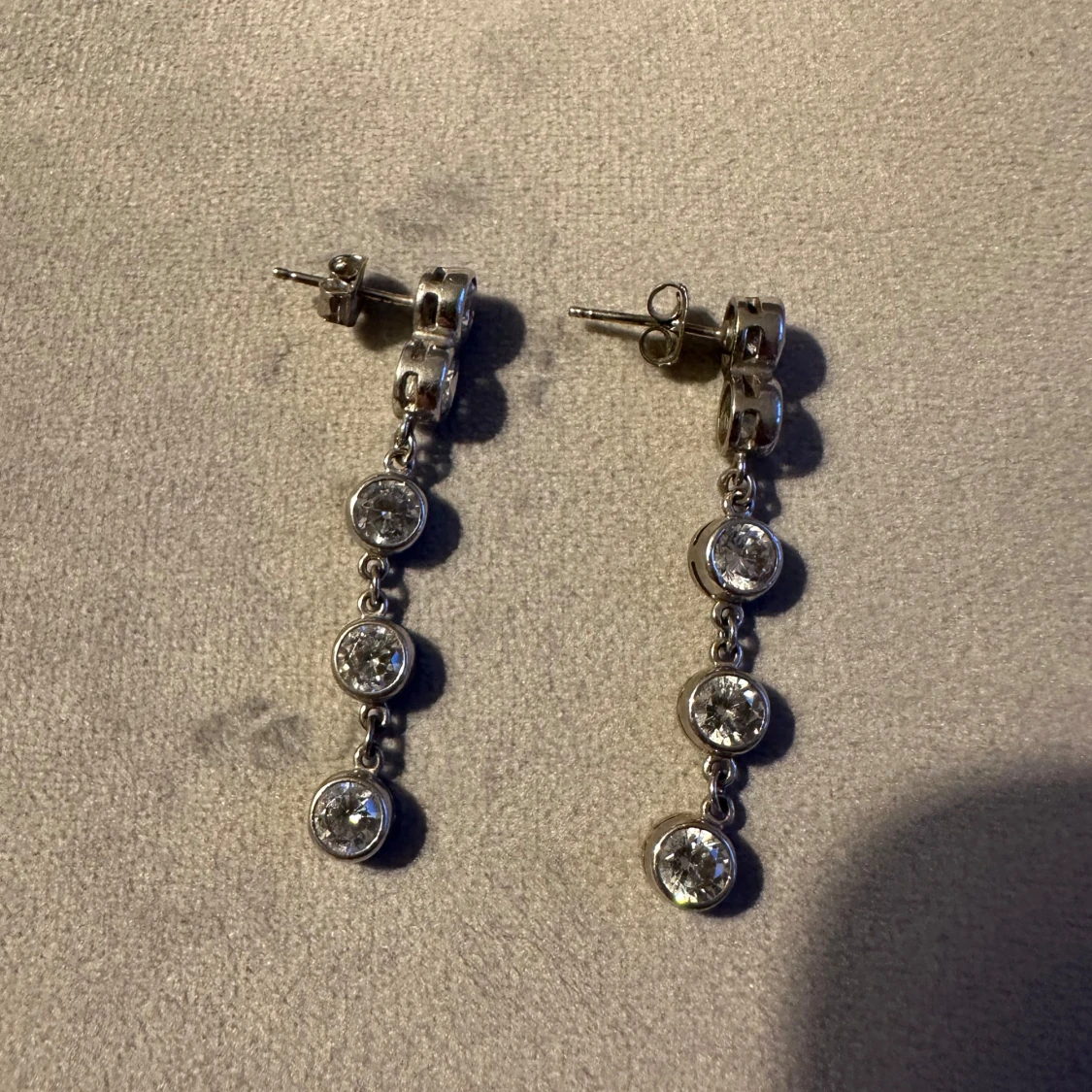 Silverfärgade örhängen med glittrande stenar - 90