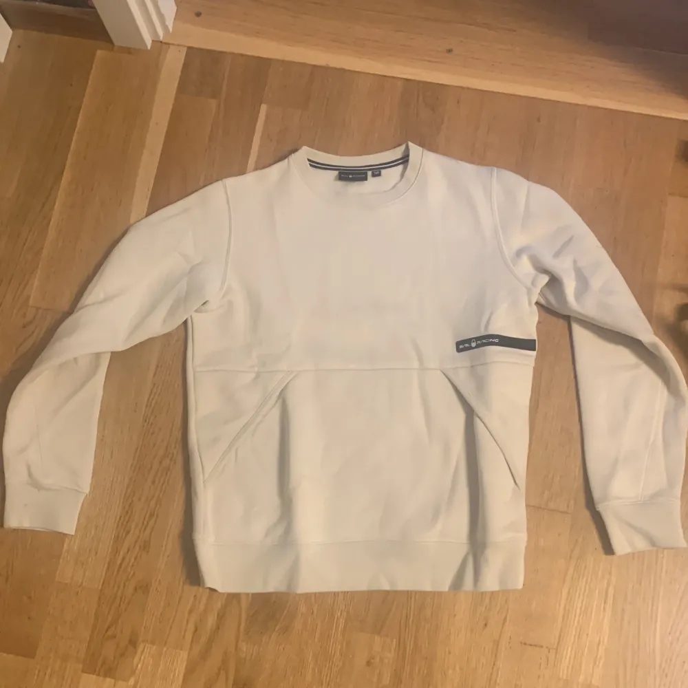 Tröja offwhite. Helt ny, aldrig använd.. Neuletakit & Villapaidat.
