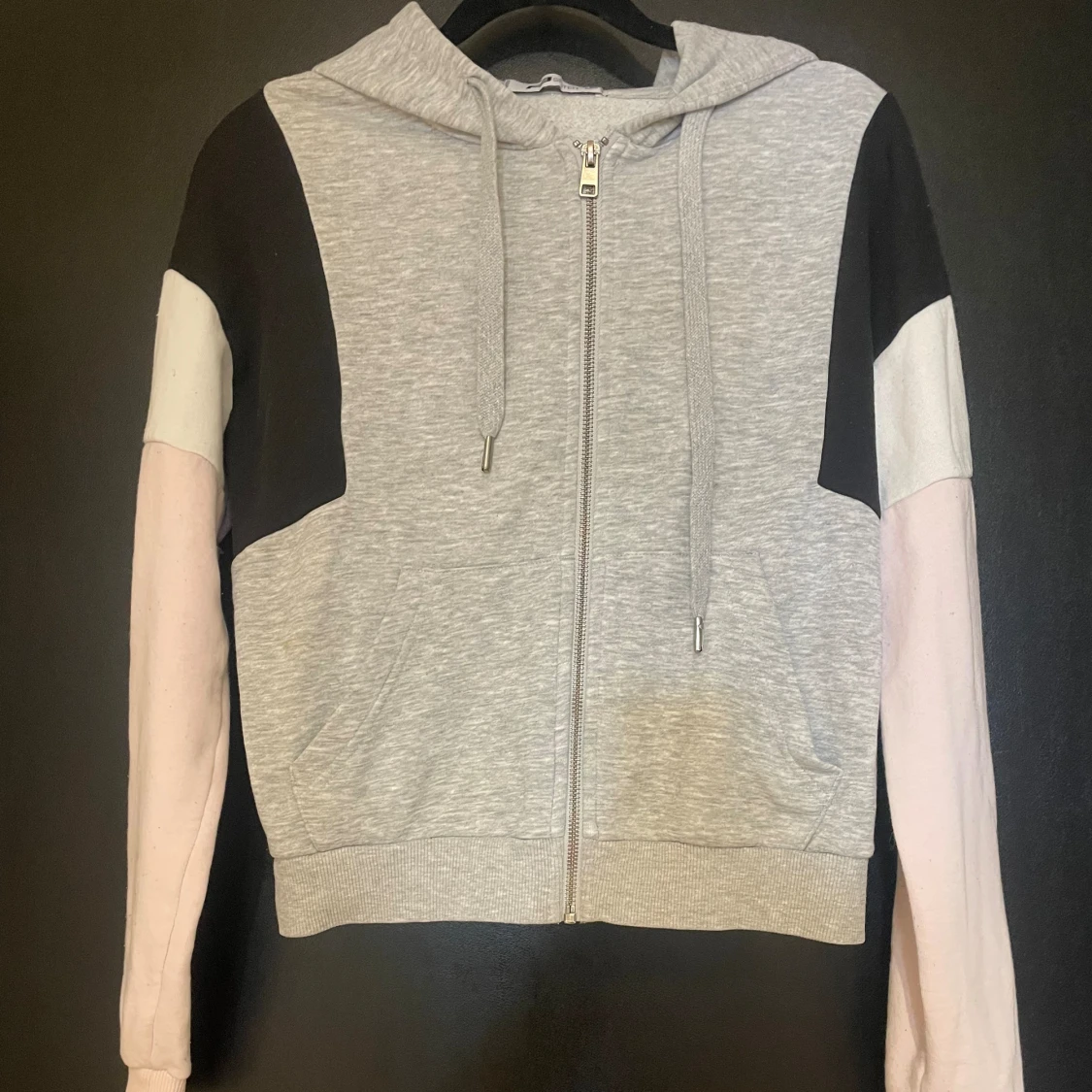 Grå hoodie med färgblock - 91