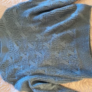 Blå stickad tröja  - Långärmad mysig tröja i blå färg