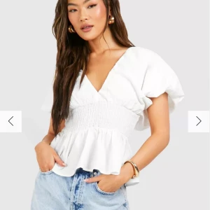 Smocktopp - Topp från boohoo, den e slutsåld och nypris är 442kr. Fick hem tröjan idag så den e inte använd någon gång. Hör av dig för fler bilder