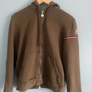 Moncler  - Hej! Säljer min Moncler zip till ett riktigt bra pris. Skicket är 7/10 men den har massor kvar att ge. Du kan få den för endast 1399 kr. Hör gärna av dig om du har några frågor! /Liam