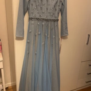 festklänning  - Blå festklänning, köpt från Turkiet, aldrig använd, skulle ha den på bal men vart ingenting. Storlek 36 men kan passa 38/40