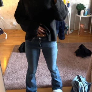 Lågmidjade jeans ifrån GinaTricot! - Säljer dessa lågmidjade mörkblå jeans ifrån GinaTricot i storlek 34! Jätte fina har bara inte kommit till användning. Så som nya i skicket! Hör av er vid intresse. Köpte för 499!