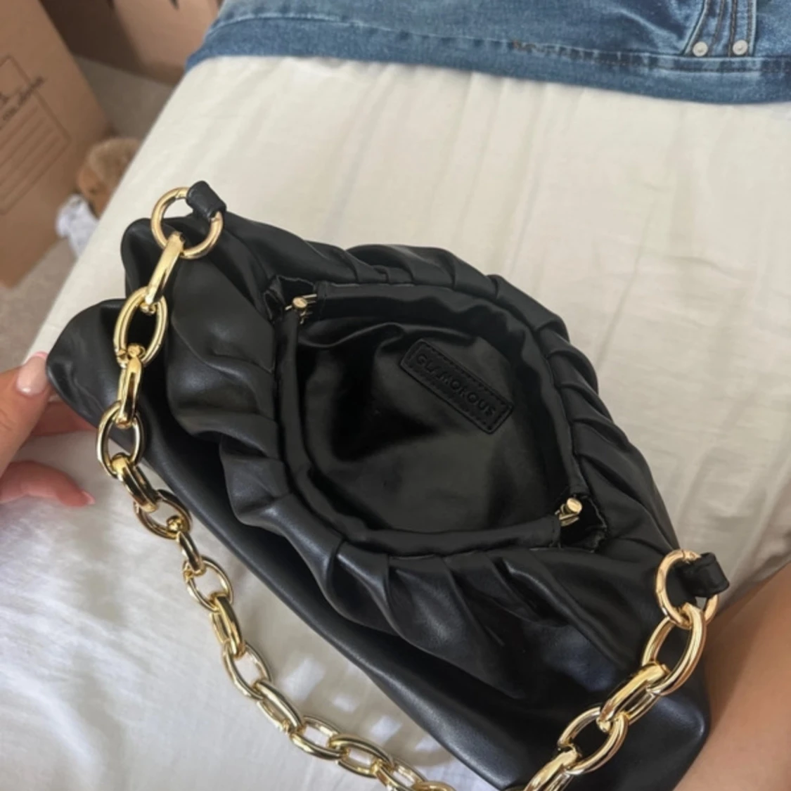 Svart axelväska med guldkedja - 91