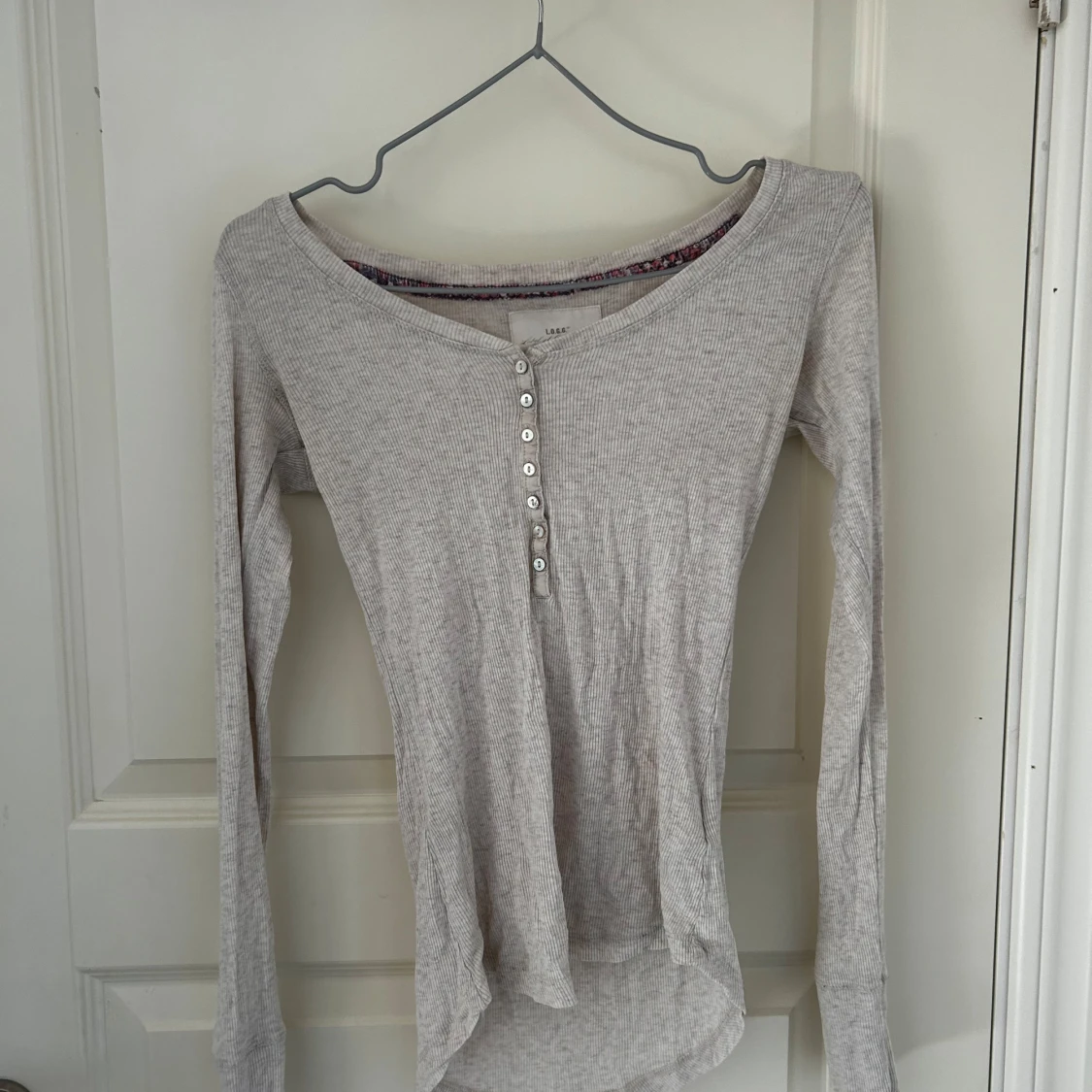 Grå ribbad tröja från L.O.G.G.