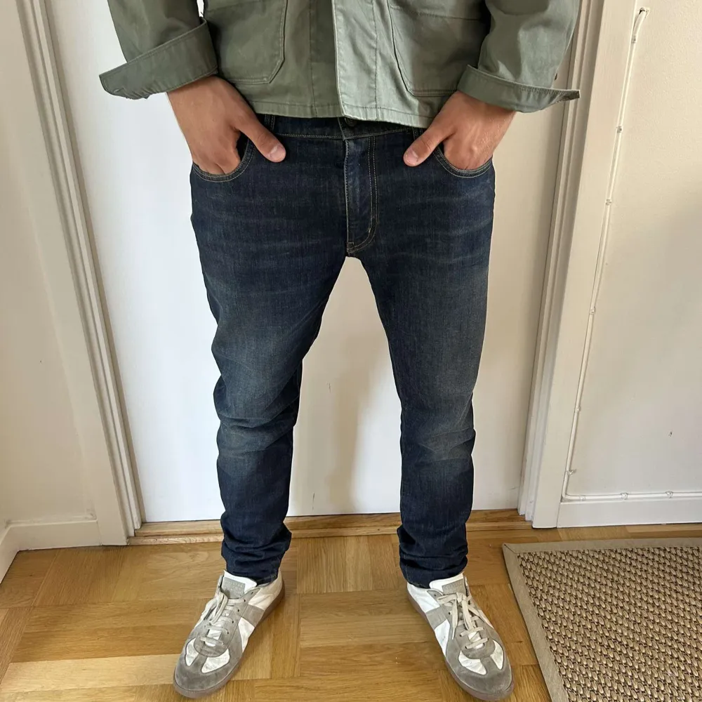 Säljer nu dessa grymt snygga jeansen från Saint Laurent! Jeansen är i ett bra skick, utan defekter. | Nypris: ca 7000. | Modell: D02 M/SK-LW (Slimfit) . |  Storlek 34W men sitter mer som 32. | Skriv vid funderingar!. Jeans & Byxor.