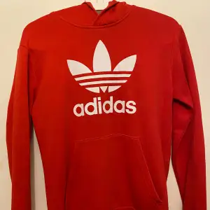 Säljer Adidas Hoodie i mycket bra skick! Det finns inga synliga skador. 13-14 år 164 