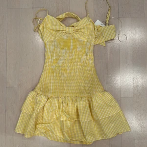 Söt zara klänning - Super söt zara klänning aldrig använd med lappen kvar!💕 Klicka gärna på köp nu💗 OBS SISTA BILDEN ÄR INTE MIN!!!