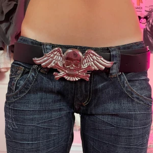 Skärp med dödskalle  - Ascoolt skärp/bälte med ett spänne i form av en dödskalle med vingar. Något för stor för mig men det finns möjlighet att göra nya hål. Bara att skriva om ni har några frågor. 🩷☺️