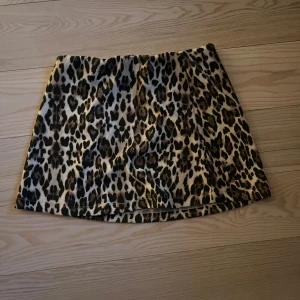 Leopard kjol  - Leopard kjol i storlek XS, aldrig använd!