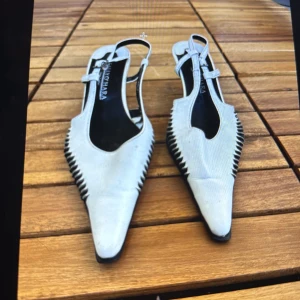 Kitten heels - Kitten heels i unik design från Sally O’Hara. De har aldrig riktigt kommit till användning och därför väljer jag nu att sälja dem.