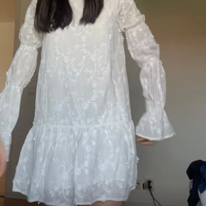 Vit klänning  - Köpte som extra klänning till studenten men den kom aldrig till användning, helt oanvänd ordinarie pris 799kr 