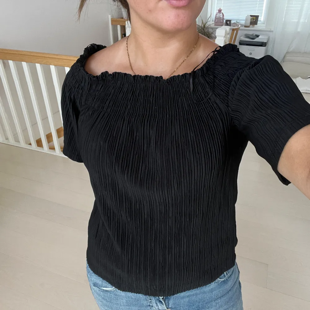 Säljer denna fina blus från gina tricot! superskönt material!. Blusar.