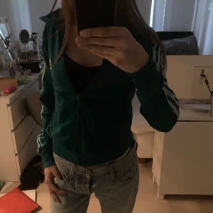 Adidas kofta  - Skit snygg turkos adidas kofta. Äldre version. Extremt bra skick. Priset är inte fast.