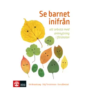  Se barnet inifrån riktar sig till dig som är verksam inom förskolan eller som går förskollärarutbildningen. Barn behöver varma och inkännande vuxna runtomkring sig för att själva utvecklas till trygga individer. För de allra flesta barn är föräldrar eller vårdnadshavare de främsta anknytningspersonerna, men du som förskolelärare kommer ofta på en klar andraplats.  Med hjälp av anknytningsteori och den så kallade Trygghetscirkeln förklarar Brandtztæg, Torsteinson och Øiestad hur man i förskolan kan komplettera den trygghet barn får av sina föräldrar under den viktiga förskoletiden. Se barnet inifrån – att arbeta med anknytning i förskolan ger värdefull kunskap om barns psykiska hälsa, anknytning och känsloreglering. Boken har ett mycket bra upplägg och den är lätt att ta till sig med många exempel från förskolans vardag. Litteraturen om förskolan domineras av ett lärandeperspektiv idag och det är befriande att läsa denna viktiga bok om barnens socioemotionella utveckling och behov. Det är en bok som får pedagogen att stanna upp och reflektera och som ger näring åt ett förhållningssätt som blir gynnsamt för barnets utveckling både kognitivt och socialt.  Ulf Mårtensson, BTJ-häftet nr 12, 2016    Format Danskt band   Omfång 199 sidor   Språk Svenska   Förlag Natur & Kultur Akademisk   Utgivningsdatum 2016-04-04   Medverkande Stig Torsteinson   Medverkande Guro Øiestad   Medverkande Elisabet Fredholm   Medverkande Anna Hild   Medverkande Catharina Ekström   ISBN 9789127146471  