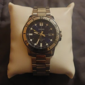 Casio MTP-VD01 Blå - Söker du en billig och snygg klocka som du kommer få komplimanger av? Då har du hittat rätt! En fin Casio MTP i blå och silver. En klocka för vardagen. Klockar fungerar perfekt! Men har tyvärr massor av skrapor på länkarna, men är inget som syns. Klockan kommer i original låda, en manual och extra länkar så att den ska passa just dig. Skriv om du undrar något!