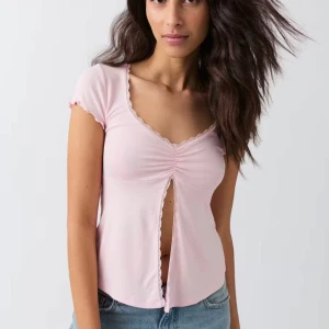 Pink lace detail topp - Säljer en slutsåld söt rosa topp från Gina Tricot. I nyskick och aldrig använd. Ord pris: 260 kr. Pris kan diskuteras vid snabb affär.