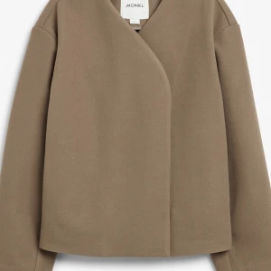 Beige kappa från Monki - Beige jacka från monki. Nypris 799kr. Strl xs men kan även passa s. Slutsåld