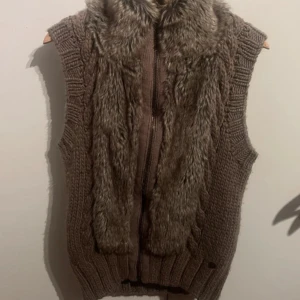 Pälsväst Tom Tailor - Köpt second hand från Zalando men den har aldrig kommit till användning. Jättefint skick och skön