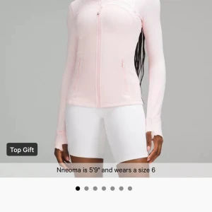 Lululemon define jacket  - Söker denna lululemon jackan i storlek 0,2,4 eller 6 helst i denna ljusrosa färgen men kan tänka mig andra färger också. Skriv gärna om du kan tänka dig att sälja 🩷