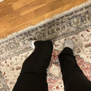 Svarta kostymbyxor - Säljer ett par svarta Lågmidjade kostymbyxor i storlek S. Är utsydda till Bootcut. Går till marken på mig som är 170.