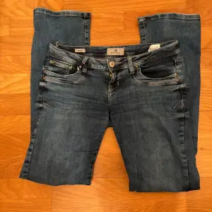 Säljer ett par klassiska blå jeans från Ltb i storlek W26 L34. De har en bootcut passform. Perfekta för vardagsbruk och kan matchas med det mesta. 🕶️Finns en liten defekt💕