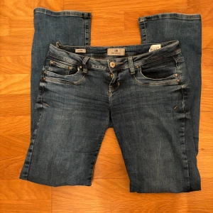 Blå jeans från Ltb - Säljer ett par klassiska blå jeans från Ltb i storlek W26 L34. De har en bootcut passform. Perfekta för vardagsbruk och kan matchas med det mesta. 🕶️Finns en liten defekt💕