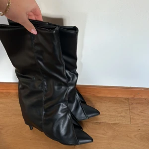 Svarta stövlar med spetsig tå - Säljer ett par snygga svarta stövlar i skinn med spetsig tå och klack. Perfekta för höst och vinter, använda en gång därav välldigt bra skick. Pris kan diskuteras vid snabba köp. Har vanligt viss storlek 38 men dessa va små i storleken därav kan de passa båda 38 samt 40