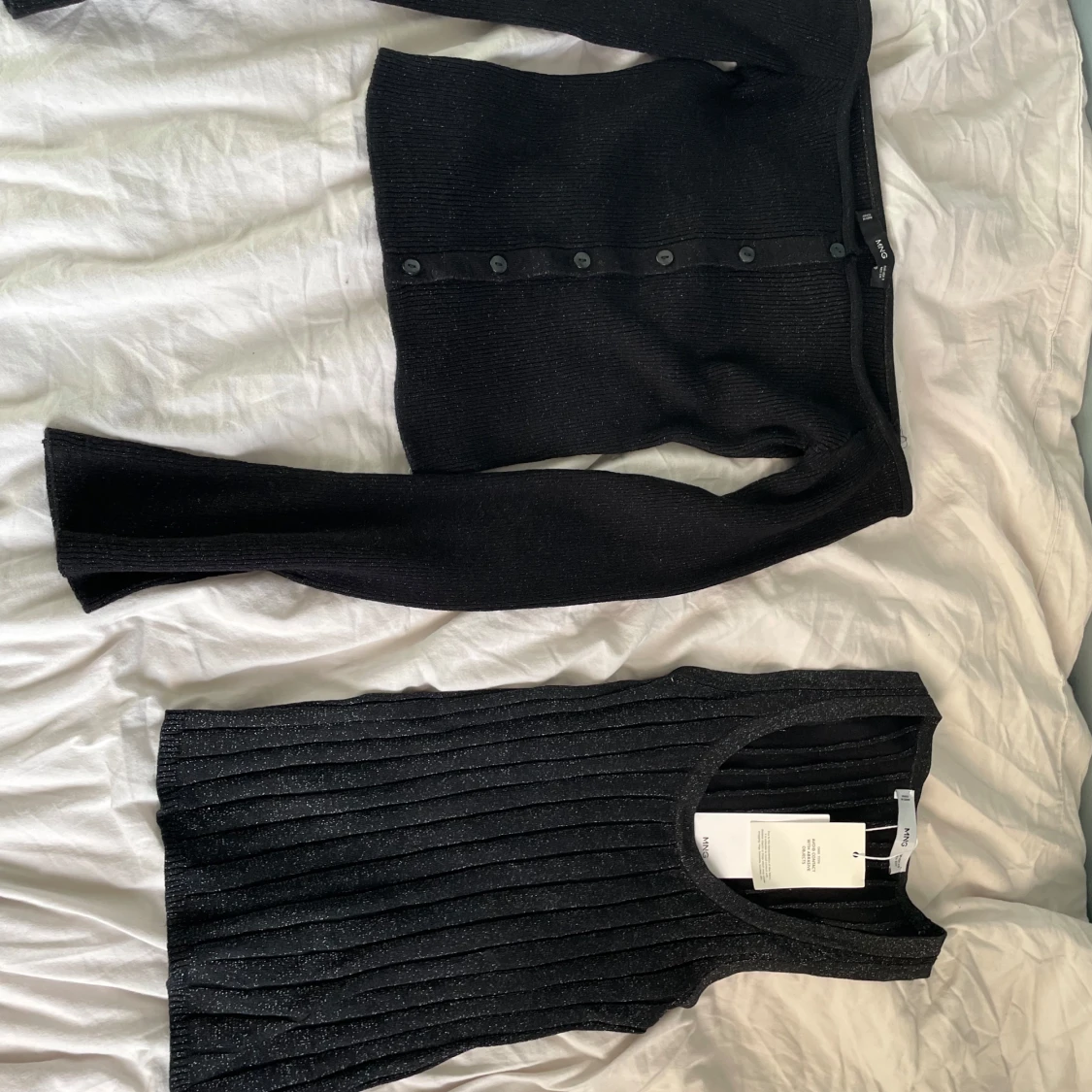 Svart ribbad kofta och linne