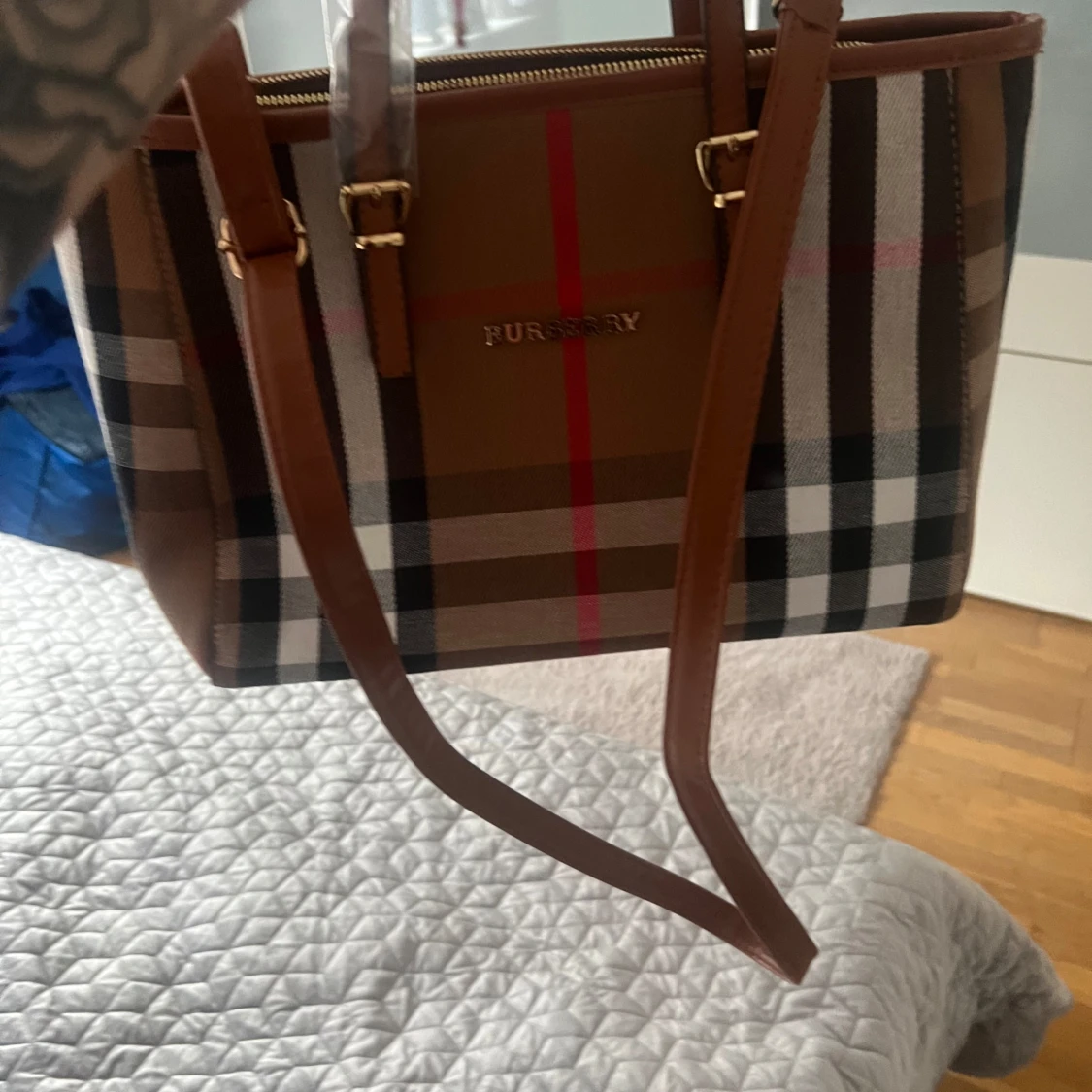 Rutig handväska med bruna detaljer - 90