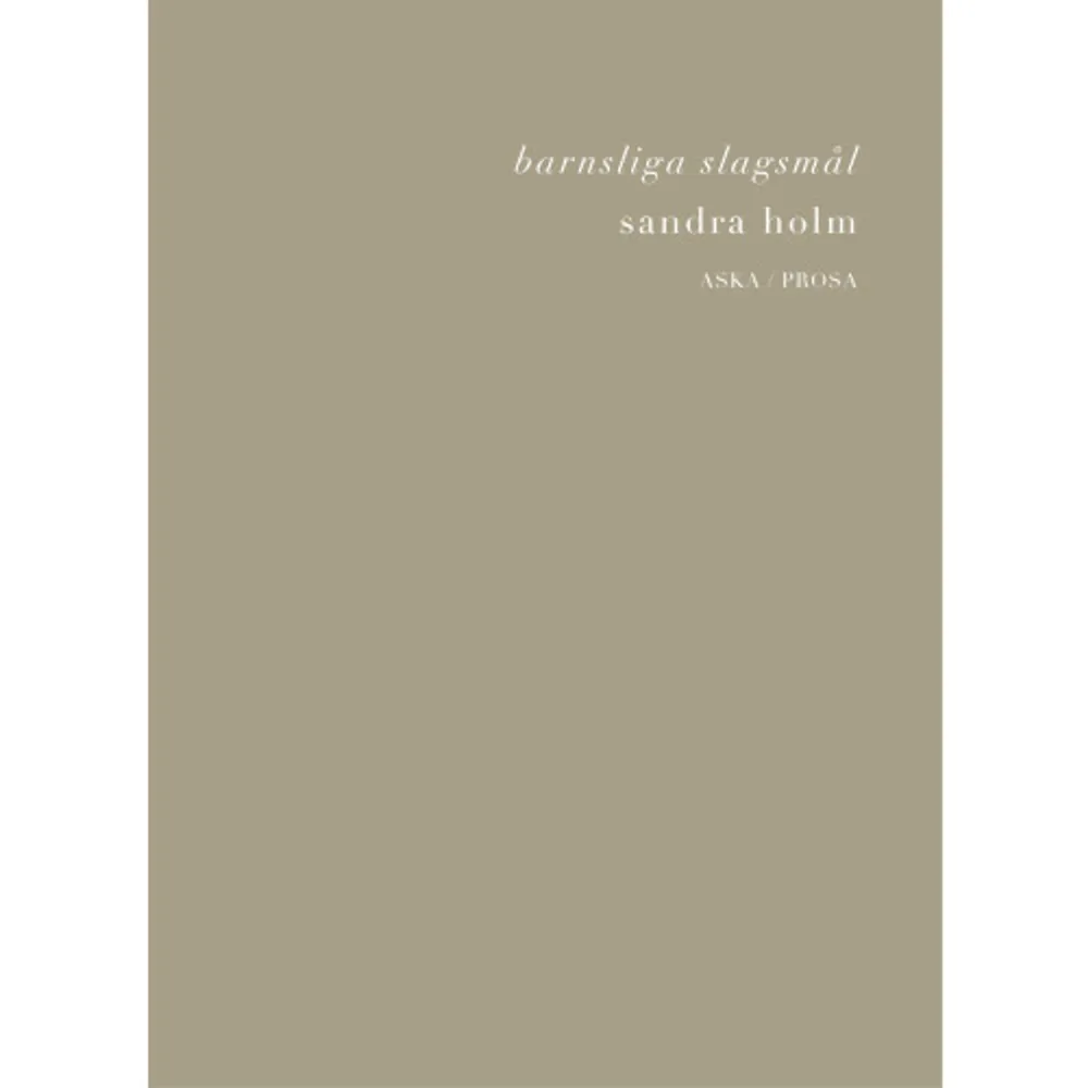 Att slåss är barnsligt. Det gör de vuxna medan barnen ligger i sina sängar och lyssnar. Våldet är ständigt närvarande. Hos släkten, den hotfulla. Hos männen. Hos farbrodern. Men Barnsliga slagsmål, Sandra Holms debut från 1969, kretsar främst kring barnet. Det geggiga, kletiga som växer i magen. Och det på utsidan som längtar efter något renare, bortom de mänskliga maskerna och förklädnaderna – de påtvingade rollerna. Barnsliga slagsmål är ett poetiskt utforskande av det som i tystnad försiggåtts. Prosan är famlande men samtidigt allvetande. Språket blir till en tröst, en bot.    Format Danskt band   Omfång 88 sidor   Språk Svenska   Förlag Aska Förlag   Utgivningsdatum 2021-04-05   Medverkande Jakob Kaae   Medverkande Elin Ruuth   ISBN 9789198405897  . Böcker.