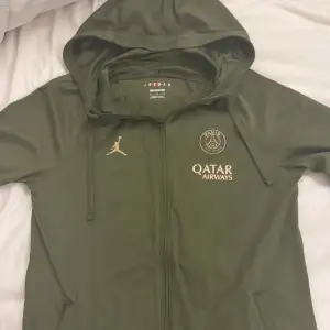  Psg x Qatar dress som säljs pga att den inte kommer till användning, modellen är har slutat säljas och är väldigt skön och bekväm. Storlek M men passar S Väldigt unik och sticker ut mycket eftersom inte många alls har just denna. Den är inte sönder någonstans, knappt blivit använd så den är i väldigt bra skick.