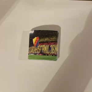 Djurgården-klibbor💛❤️💙 - Säljer Djurgården-klibbor åt min lillebror. De mindre kostar 3kr/st och de större kostar 4kr/st. 10st mindre - 25 kr     20st mindre- 48 kr          10st större - 35 kr   20 st större- 68 kr. Går att blanda också, alltså ex. köpa 5 stora och 5 små 💛❤️💙