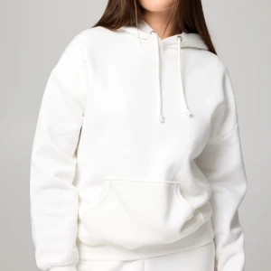 Vit hoodie - Säljer denna vita hoodie från bikbok. Perfekt nu inför vintern!🤍