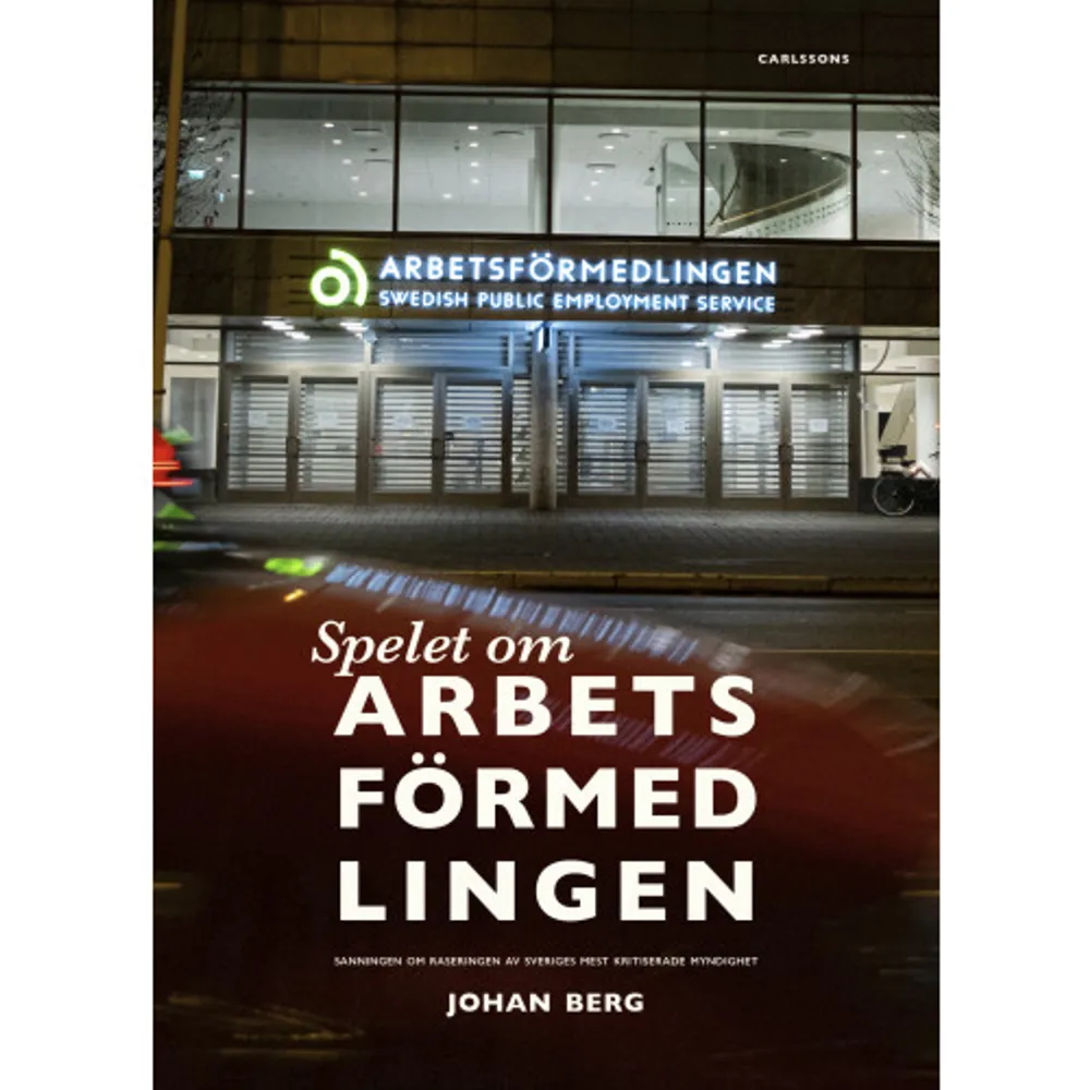 Sanningen om raseringen av Sveriges mest kritiserade myndighetDen 30 januari 2019 varslades 4 500 anställda på Arbetsförmedlingen om uppsägning, ett av de största varslen i Sverige under modern tid. Därefter följde besked om nedläggningar av hundratals lokalkontor. Myndighetens matchningsverksamhet skulle privatiseras enligt januariavtalet mellan S, MP, C och L.Spelet om Arbetsförmedlingen är en berättelse om det som har kallats för en av de största förändringarna av en svensk myndighet någonsin. I boken berättar Johan Berg, författare, debattör och anställd på Arbetsförmedlingen, en unik historia om lobbyism, falska nyheter och ett omfattande politiskt spel i det nya politiska landskap som vuxit fram i Sverige. Här får man följa reformeringen inifrån, där författaren leder läsaren genom en lång politisk process som han, i egenskap av anställd på myndigheten, har följt på nära håll.Johan Berg presenterar nya uppgifter om varför Arbetsförmedlingens generaldirektör avgick. Han redogör för varför myndigheten lade ner så många lokalkontor, varför tidigare AF-chefer lobbade för en privatisering och varför myter har spritts om Sveriges mest kritiserade myndighet under lång tid. Detta är en initierad och seriös granskning av en myndighet och det politiska spelet om dess existens.Johan Berg är författare och debattör, uppväxt i Säffle. Vid sidan av anställningen på Arbetsförmedlingen, som han haft sedan 2014, har han varit aktiv i den politiska debatten. Spelet om Arbetsförmedlingen är hans debut, en ovanligt omfattande sådan när det gäller faktainsamlandet och framställandet av detta i en läsvärd text._______Läsningen är hisnande när man får skedet detaljerat beskrivet i en följd. Jag slås av och Berg lyfter tydligt fram hur ideologi och intresse snarare än kunskap och evidens styr diskussion, förslag och till sist beslutet. Annika Sundén, Tidskriften Respons (länk: http://tidskriftenrespons.se/recension/ideologi-och-intresse-bakom-privatiseringen-av-arbetsformedlingen/ Sakligt och korrekt sticker Berg hål på myter och ibland direkta lögner i debatten Det är imponerande hur en enskild person trots det kan utmana ett ekonomiskt och politiskt etablissemang och förändra debatten.Jonas Sjöstedt, ArbetetEtt kraftfullt och inträngande inlägg i den långa debatten om ArbetsförmedlingenGöran Sundström, professor i statsvetenskap vid Stockholms universitetEtt 'mästerverk' inom sin genre Leif Jansson, Förvaltningschef på Arbetslivsförvaltningen, Sandvikens kommunJohan Berg ger en initierad inblick i hur processen gått till och vilka intressen som ligger bakom en läsvärd beskrivning av en stor politisk fråga som ännu inte är löst. Betyg 4 av 5Jorun Koca Jakobsson, BTJ.Jag är beundrad. Johan har gjort ett fantastiskt arbete. Eva Uddén Sonnegård, statssekreterare hos Sven Otto Littorin (M) på Arbetsmarknadsdepartementet 2006-2010, under bokpresentation av Spelet om Arbetsförmedlingen i ABF-huset 6/12 2022      Format Häftad   Omfång 416 sidor   Språk Svenska   Förlag Carlsson   Utgivningsdatum 2022-06-10   ISBN 9789189065185  . Böcker.