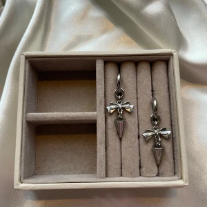 Jane earrings  - 49kr per par, gjorda i rostfritt stål vilket innebär att metallen inte färgar av sig eller tappar färg💐