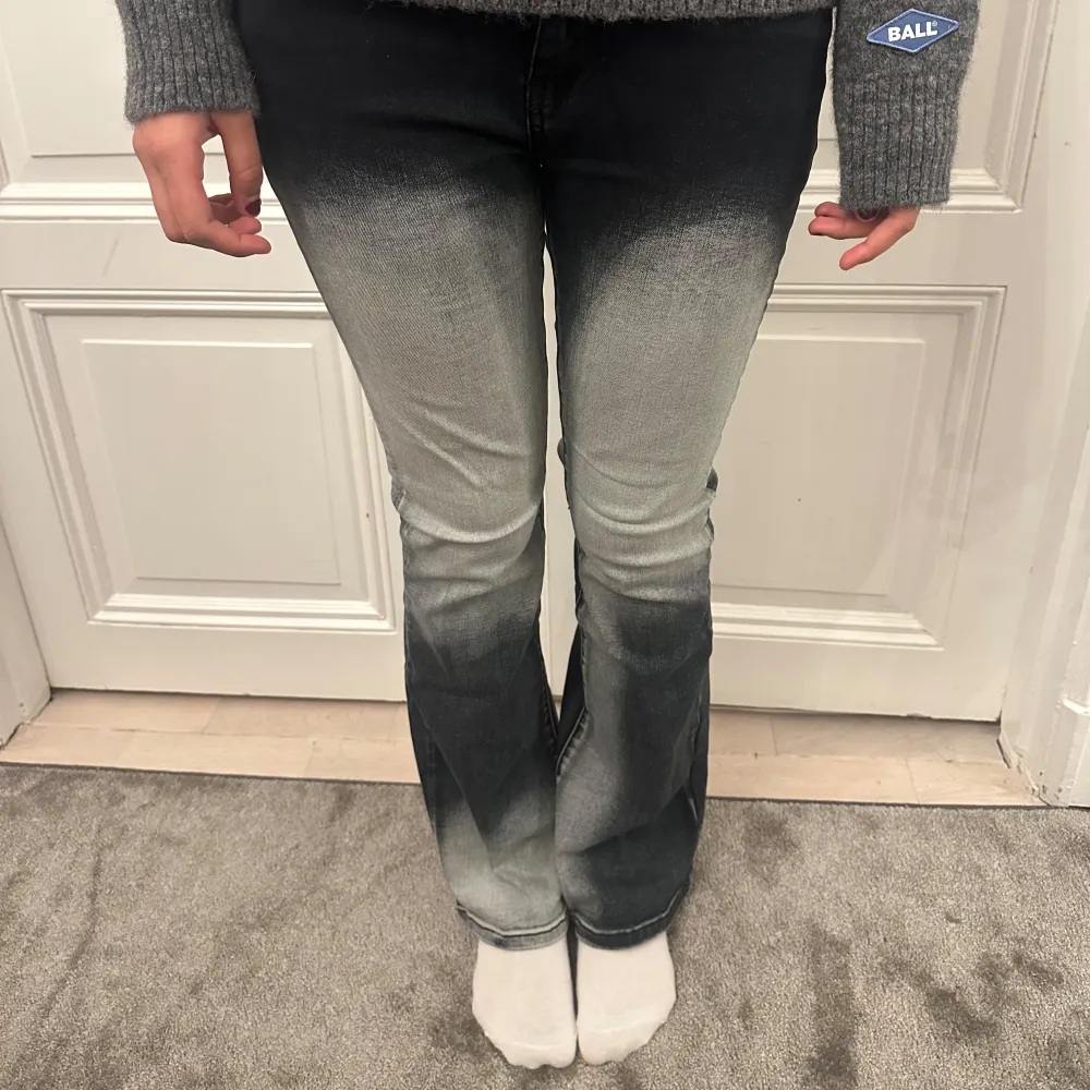 Säljer dessa coola jeans då de är för korta och inte kommer till användning, helt nya!💋🍓💕. Farkut & Housut.