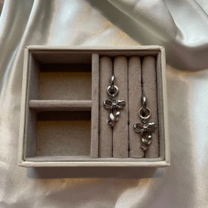 Ida earrings  - 49kr per par, gjorda i rostfritt stål vilket innebär att metallen inte färgar av sig eller tappar färg💐