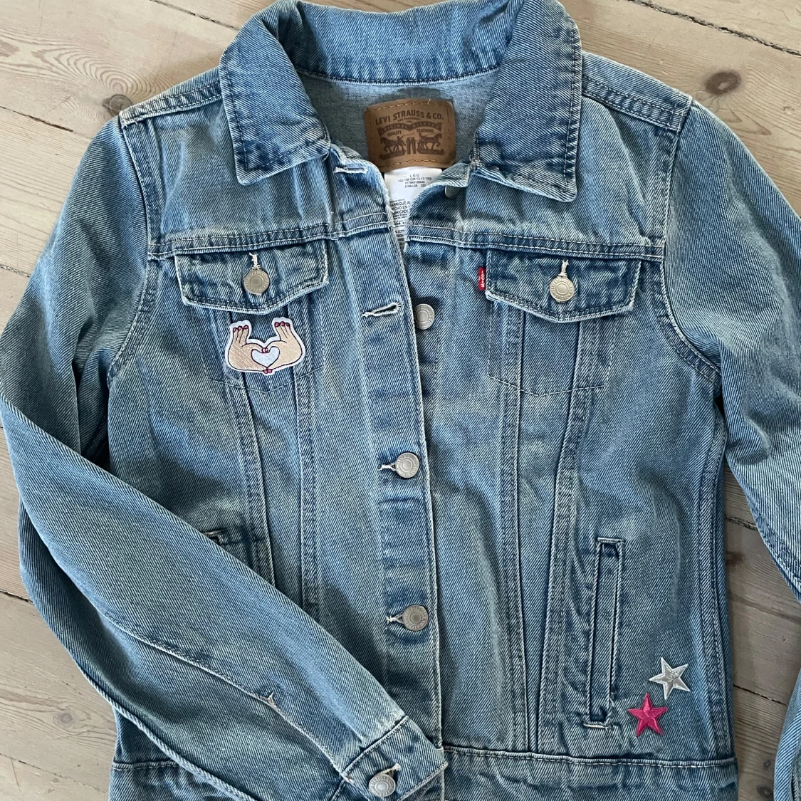 Jeansjacka med patches från Levi's - 90