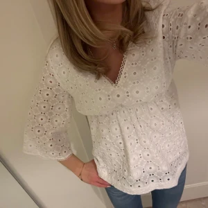 Vit blus med broderade detaljer - Såå fin blus från Zara 💕 sparsamt använd 